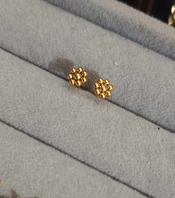 21 karat Mini Flower Ear Stud and Nose Pin