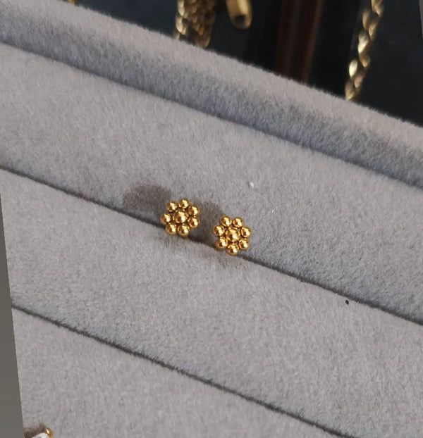 21 karat Mini Flower Ear Stud and Nose Pin